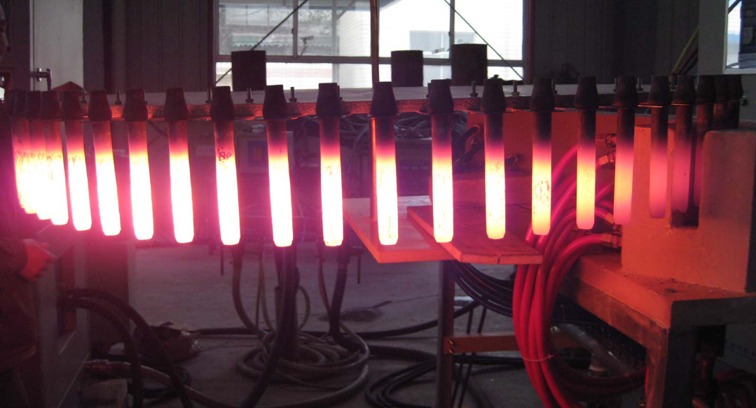 感應(yīng)加熱爐現(xiàn)場圖 感應(yīng)加熱爐現(xiàn)場圖